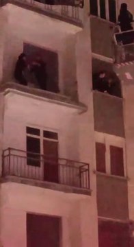 İNTİHARA KALKIŞAN KADINI İTFAİYE ERİ KURTARDI; O ANLAR KAMERADA