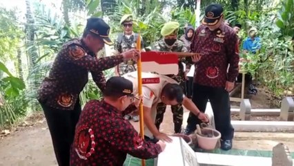 DHC Kab. Garut Gelar Upacara Pemancangan Bendera Merah Putih Diatas Pusara Pejuang 45