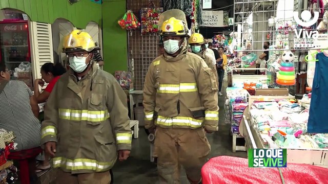 Bomberos inspeccionan hidrantes en el mercado Roberto Huembés