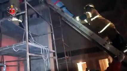 Bombeiros retiram trabalhador acidentado de construção