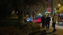 Kadıköy'de kontrolden çıkan otomobil refüje çarpıp ters döndü
