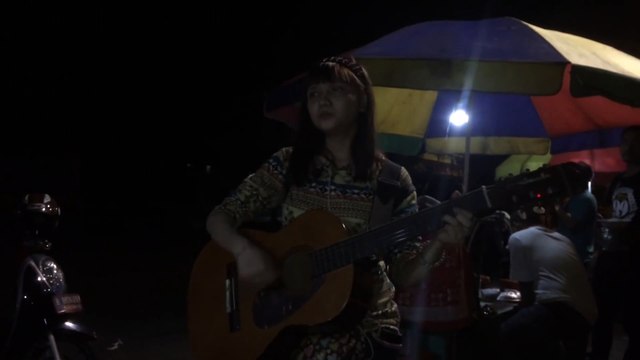 Pengamen Jalanan Cantik dan Bersuara Merdu - Andaikan Kau Datang Kembali