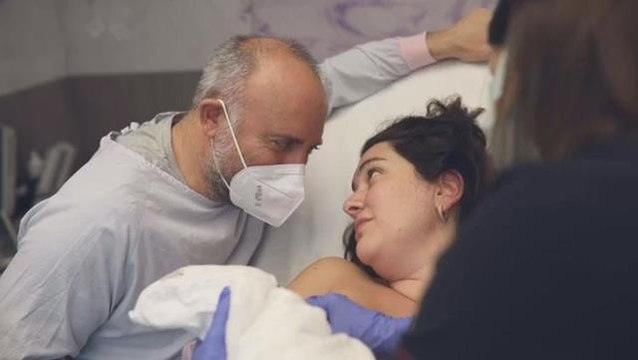 Bergüzar Korel kızının 1. yaş gününde doğum yaptığı anları paylaştı