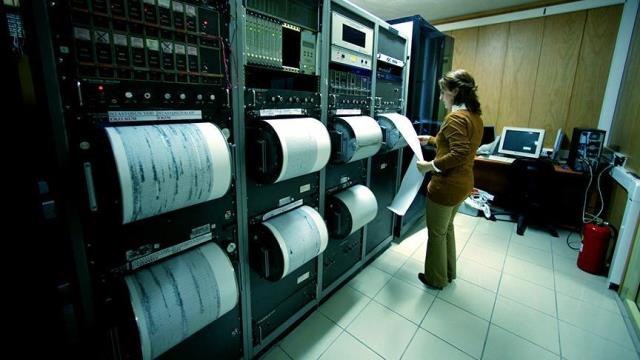 4 Kasım son deprem nerede, ne zaman oldu? İZMİR DEPREM! 4 Kasım İzmir'de deprem mi oldu? İzmir deprem yaralı var mı?