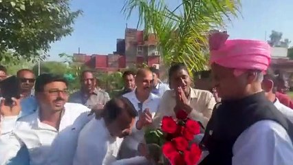 VIDEO : सीएम अशोक गहलोत के सामने रिटायर्ड एम्प्लॉईज़ ने गाया ''जादूगर का जादू...''