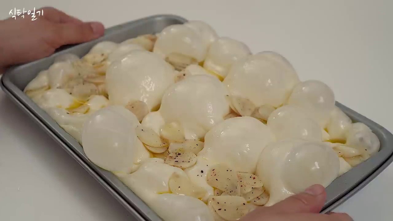 Ultra Bubbly Garlic Focaccia Bread (Easy, Without kneading | Homemade Italian Bread Recipe)