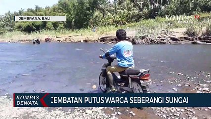 Скачать видео: Jembatan Putus, Warga Nekat Seberangi Sungai