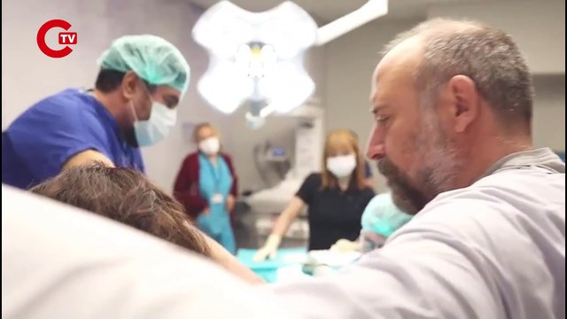 Bergüzar Korel kızının 'doğum anı' videosunu paylaştı