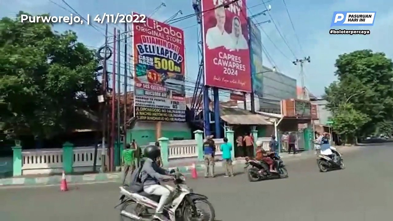 Satpol PP Turunkan Baliho Ganjar Pranowo di Kota Pasuruan