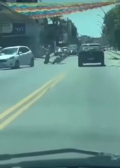 VÍDEO: Mala decisión... un motorista se lía a patadas con un coche en marcha y acaba así.....