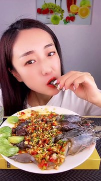 Le défi de manger des crevettes vivantes épicées 매운 살아있는 새우 먹기 도전 The challenge of eating spicy live shrimp