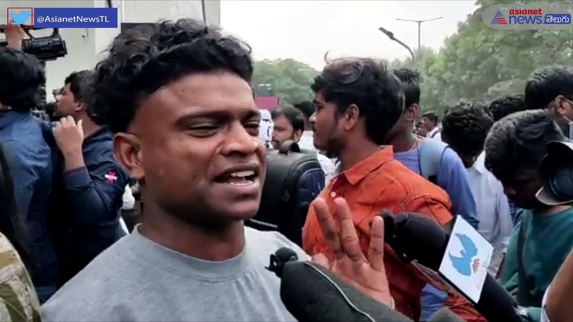 లైక్, షేర్ అండ్ సబ్ స్క్రయిబ్ పబ్లిక్ టాక్ : జాతిరత్నాల కన్నా కామెడీ..!