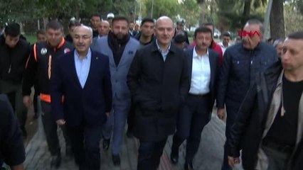 İZMİR BAKAN SOYLU DEPREMDEN ETKİLENEN VATANDAŞLARLA BİR ARAYA GELDİ