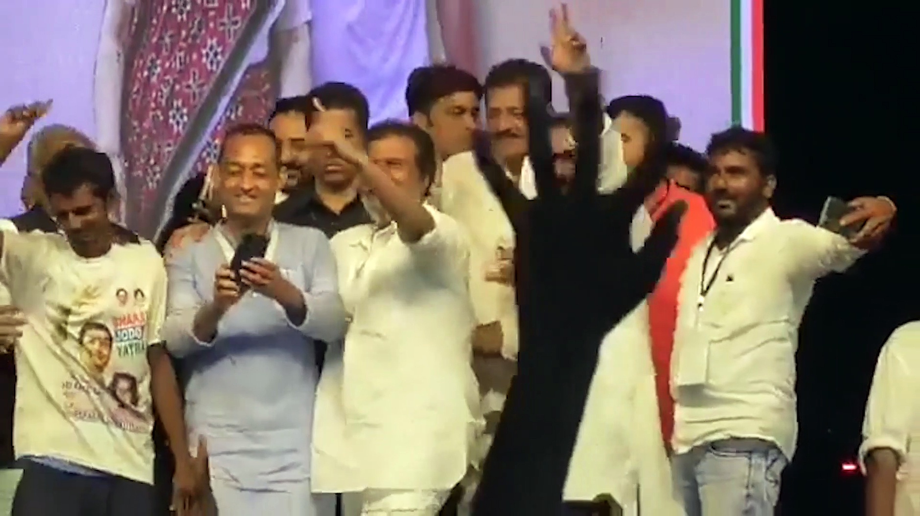 రాహుల్ పాదయాత్ర... మాస్ స్టెప్పులతో అదరగొట్టిన దామోదర రాజనర్సింహ, వీహెచ్ 