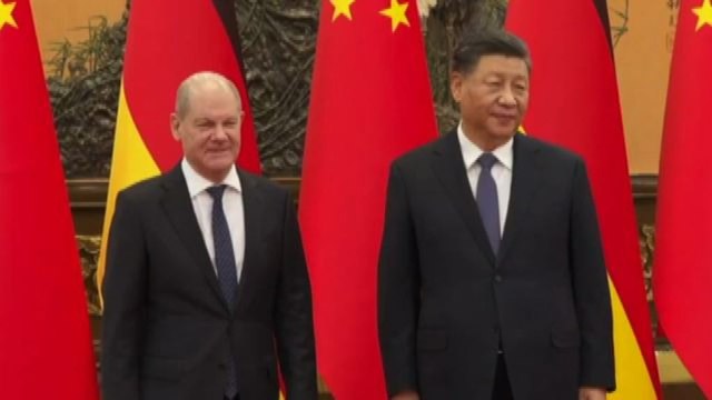 Scholz in visita (per poche ore) a Pechino vede Xi Jinping