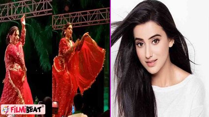 Bhojpuri Actress Akshara Singh स्टेज पर लगा रही थीं ठुमके, लोगों ने कर दी पत्थरों की बरसात