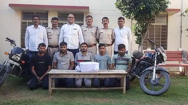 पुलिस ने बरामद किया लूटा हुआ सोना व चांदी, आरोपियों ने कबूली फायरिंग, लूट व डकैती की सात वारदातें