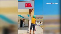 Yenileme yapılan binadaki Türk bayrağını özenle çıkaran işçinin görüntüleri beğeni topladı