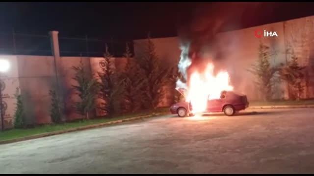 Park halindeki araç, alevlere teslim oldu