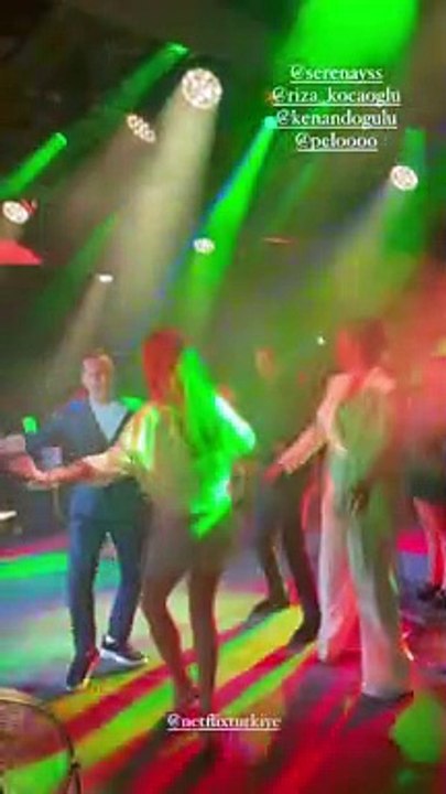 Serenay Sarıkaya mini eteğiyle Roman havası oynadı