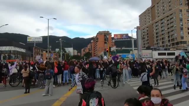 Las mujeres colombianas protestan contra la impunidad de los violadores