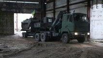Las tropas ucranianas rescatan vehículos de combate rotos