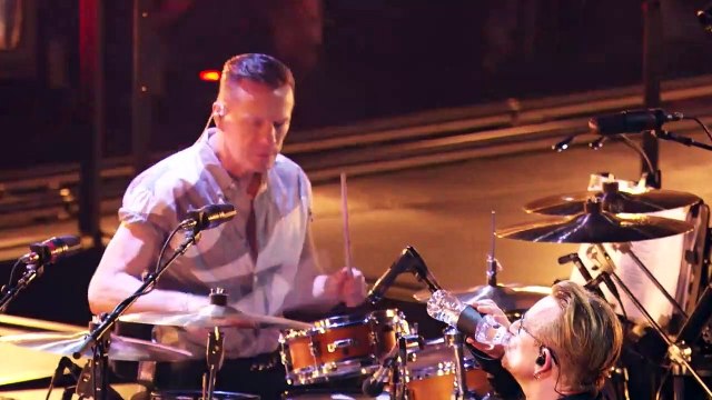 U2 chante Where the Streets Have No Name à Bercy