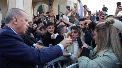 Cumhurbaşkanı Erdoğan Taksim'de vatandaşlara simit dağıttı