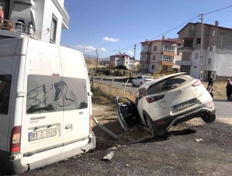 Okul servisiyle cip çarpıştı: 4'ü çocuk 6 yaralı