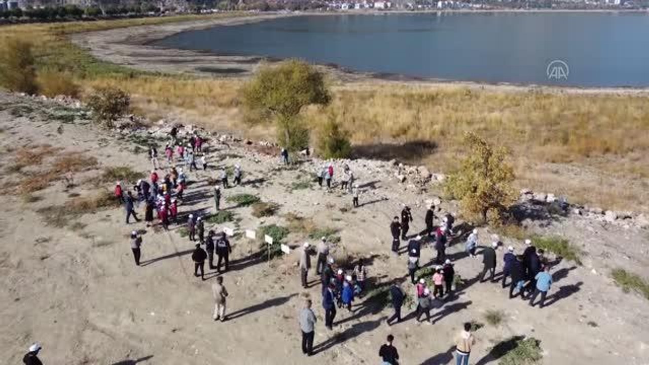 Vali Aydın Baruş ve öğrenciler Eğirdir Gölü çev...