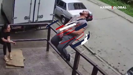 Sohbet sırasında gülmeyi abartınca kendini yerde buldu