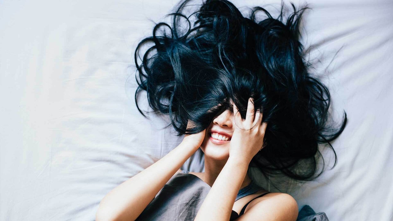 Schwarze Haare: Style- und Pflege-Tipps für schönes Haar