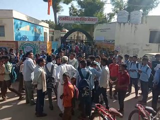 विद्यालय के जड़ा ताला, किया प्रदर्शन