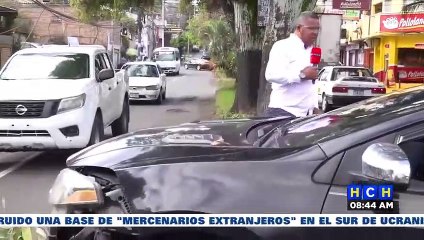 "Encaramado" en la mediana queda carro tras impactar con camioncito en col. Miraflores