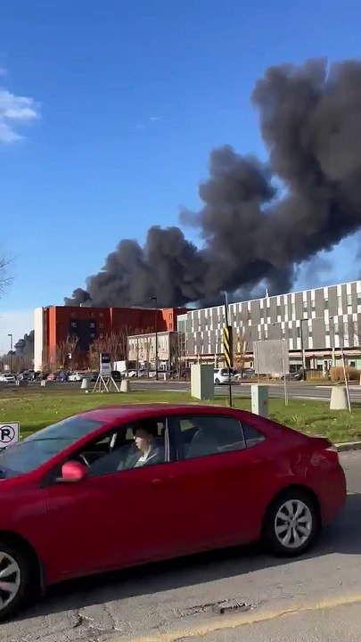 Nuage de fumée de l'incendie sur la rue Lavallée