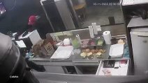 Homem prepara lanche antes de fugir após assaltar hamburgueria de SP