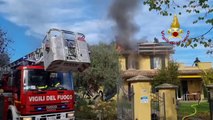 Vigili del fuoco spengono incendio tetto abitazione nel forlivese