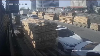 Büyükçekmece'de devrilen hafif ticari aracın sürücüsü yaralandı