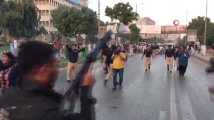 Pakistan'da eski Başbakan Khan'ın destekçileri sokağa döküldü