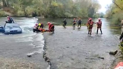 Los bomberos de Castilla y León se forman en Burgos en rescates en inundaciones