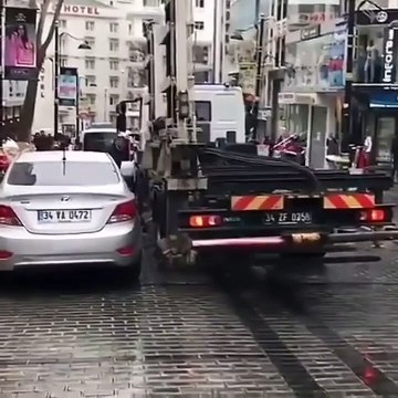 Ce camion de fourrière embarque une voiture en moins de 60 secondes