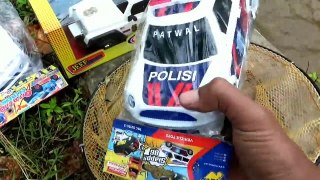 Banyak Mainan Mobil Polisi Baru Yang Hanyut Di Solokan
