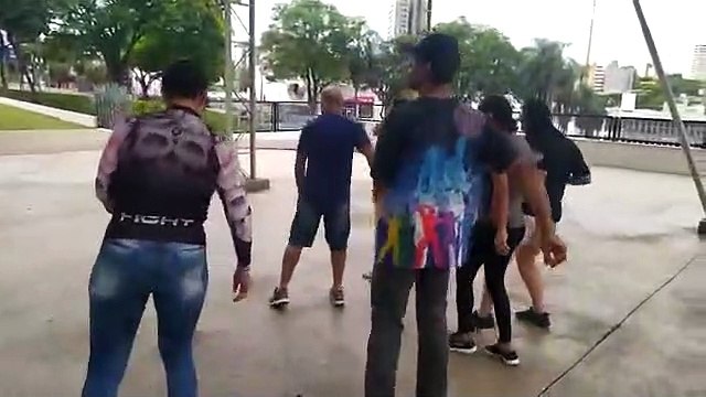 Grupo 'Umu Dance' oferece aulas gratuitas de dança na Praça Santos Dumont, em Umuarama