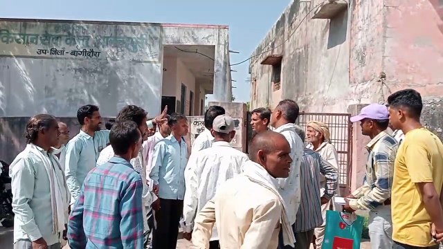 गेहूं बीज खत्म होने बात सुन किसानों का फूटा गुस्सा, ढाई घंटे चला हंगामा