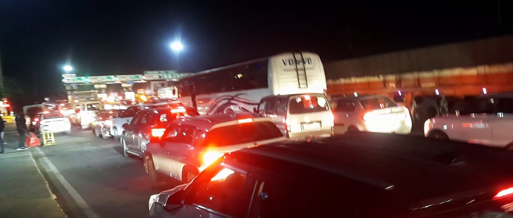 टोल प्लाजा पर लगी रही वाहनों की कतार