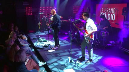 Louise Attaque interprète '' Ton invitation " dans le Grand Studio RTL