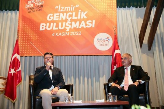 Kültür ve Turizm Bakanı Ersoy, İzmir'de gençlerle buluştu