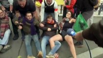 Activistas climáticos protestan frente al gigante petrolero francés TotalEnergies