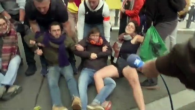 Activistas climáticos protestan frente al gigante petrolero francés TotalEnergies