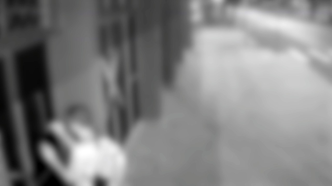 Rapazes vandalizam loja e 'mostram o dedo' para câmera